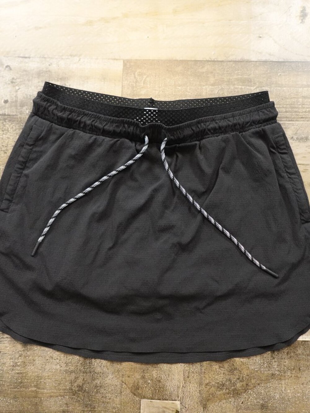Athleta Trekkie Crest Skort Women’s Size 8 Black Hiking Travel Outdoor